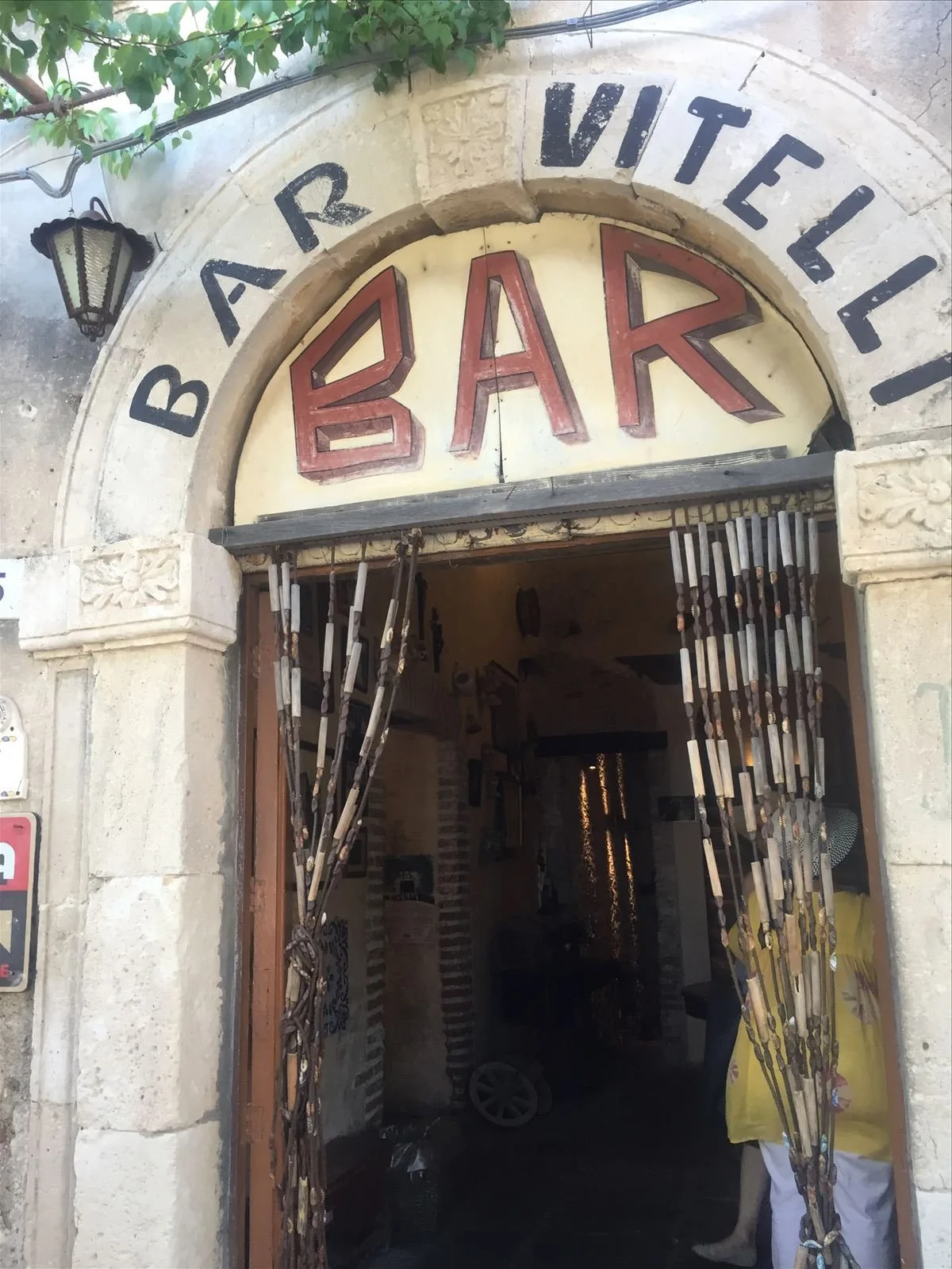 Ретро-вывеска BAR на улице Сицилии