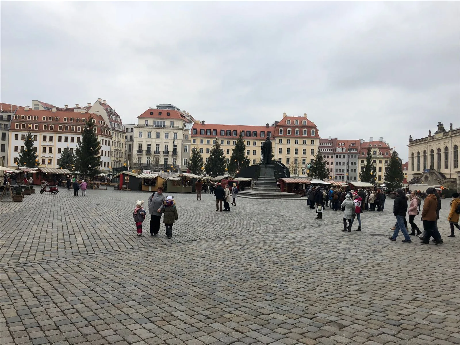 Альтмаркт в Дрездене в предрождественский день