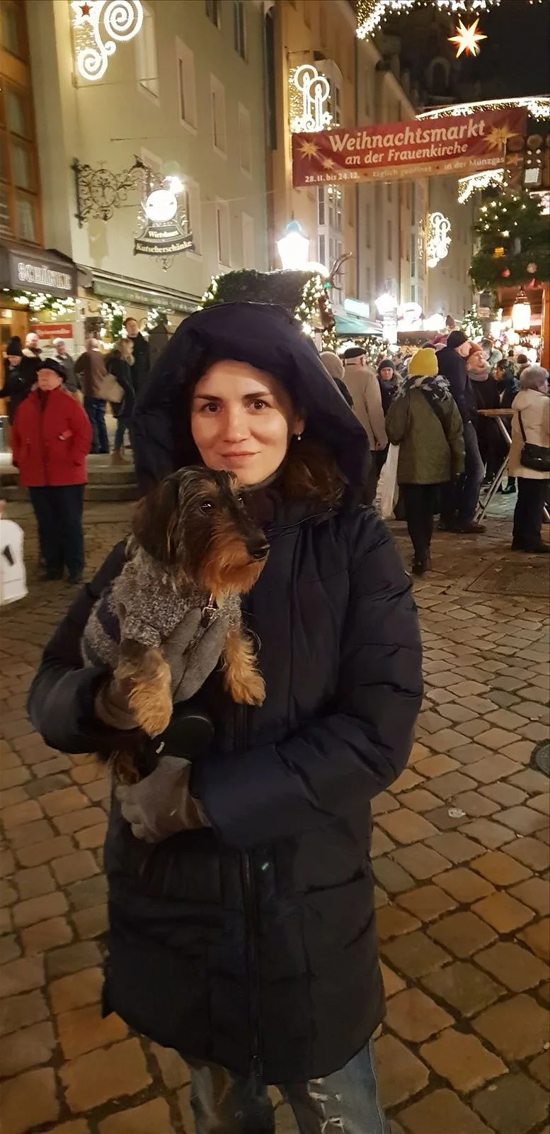 Туристка с собачкой в Дрездене
