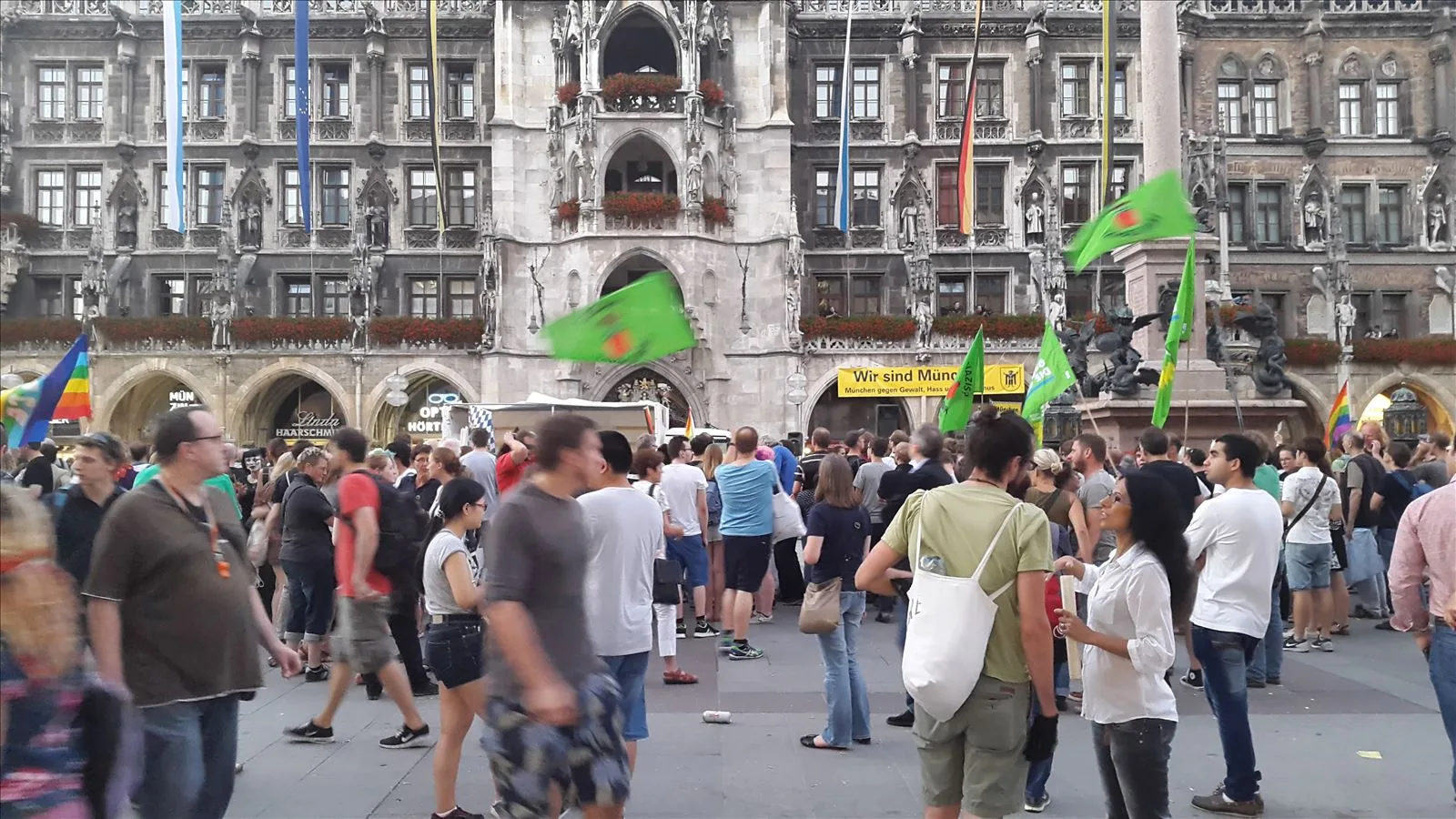 Crowd of tourists at Marienplatz, Munich