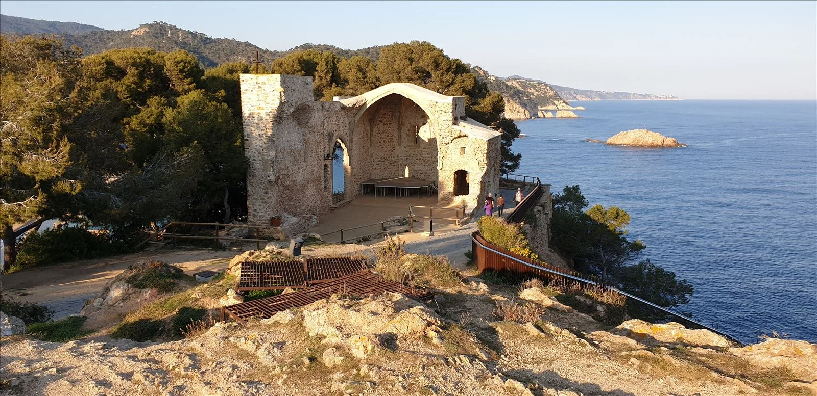 Vila Vella fortress overlooking the sea in Tossa
