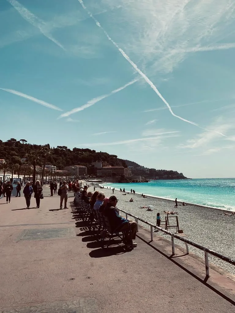 English promenade — crowd of tourists