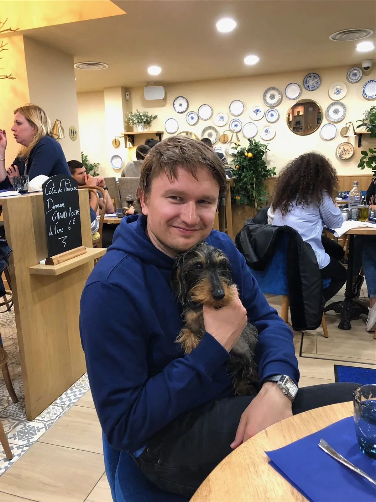 Man with cat in Nice cafe