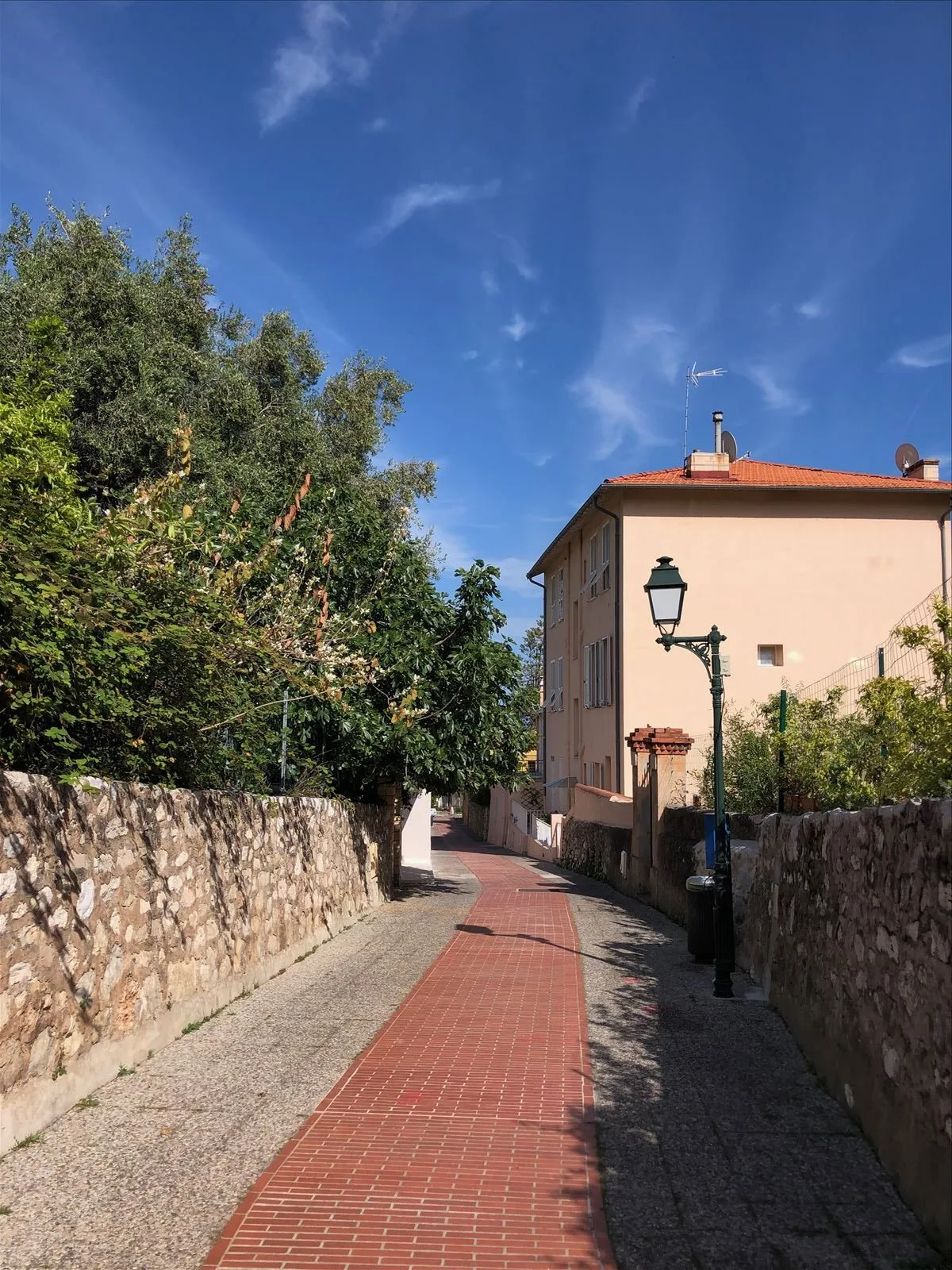 Stone wall with lantern in Boulieu-sur-Mer