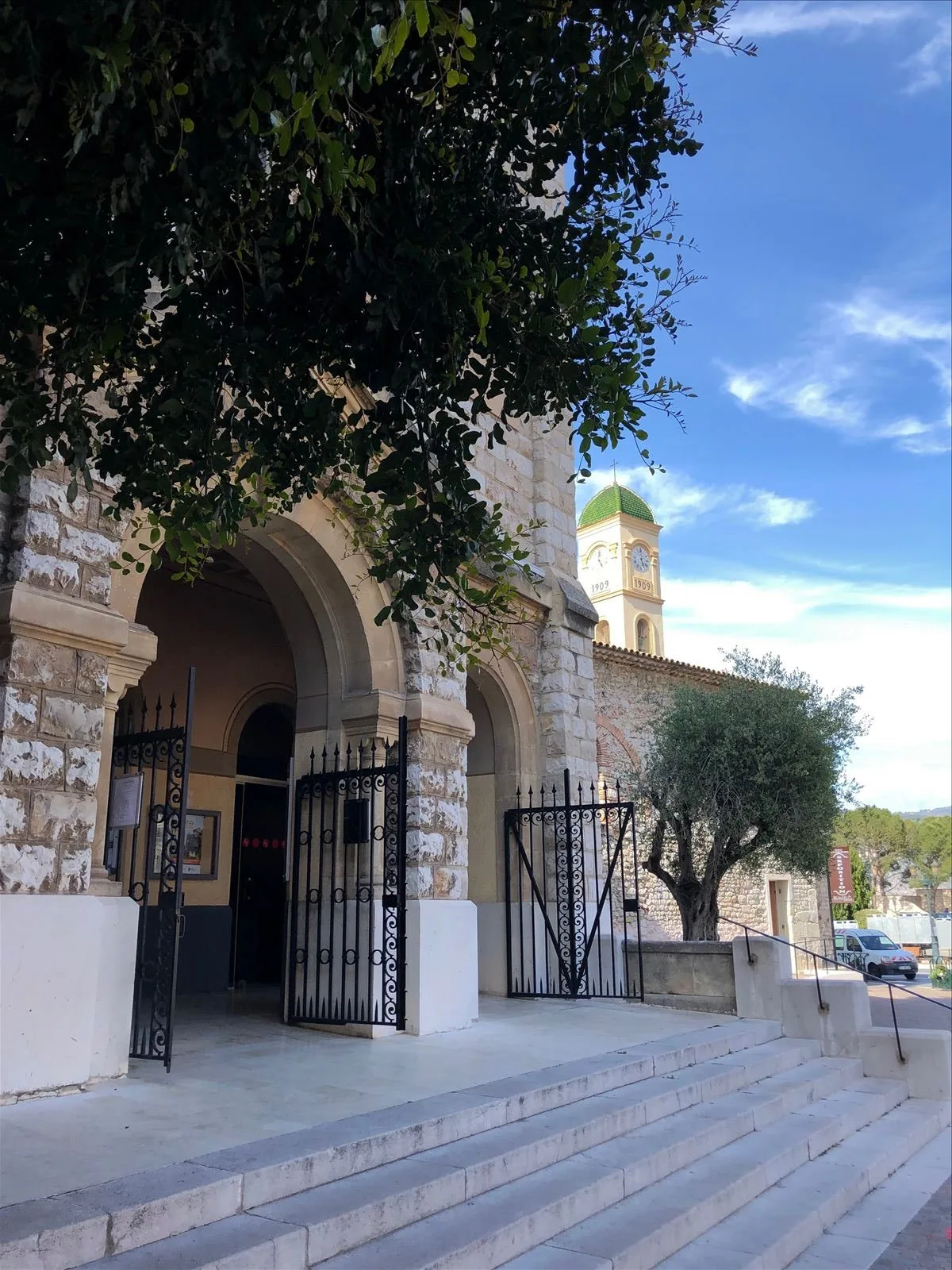 Stone gates with a turret in Boulieu-sur-Mer