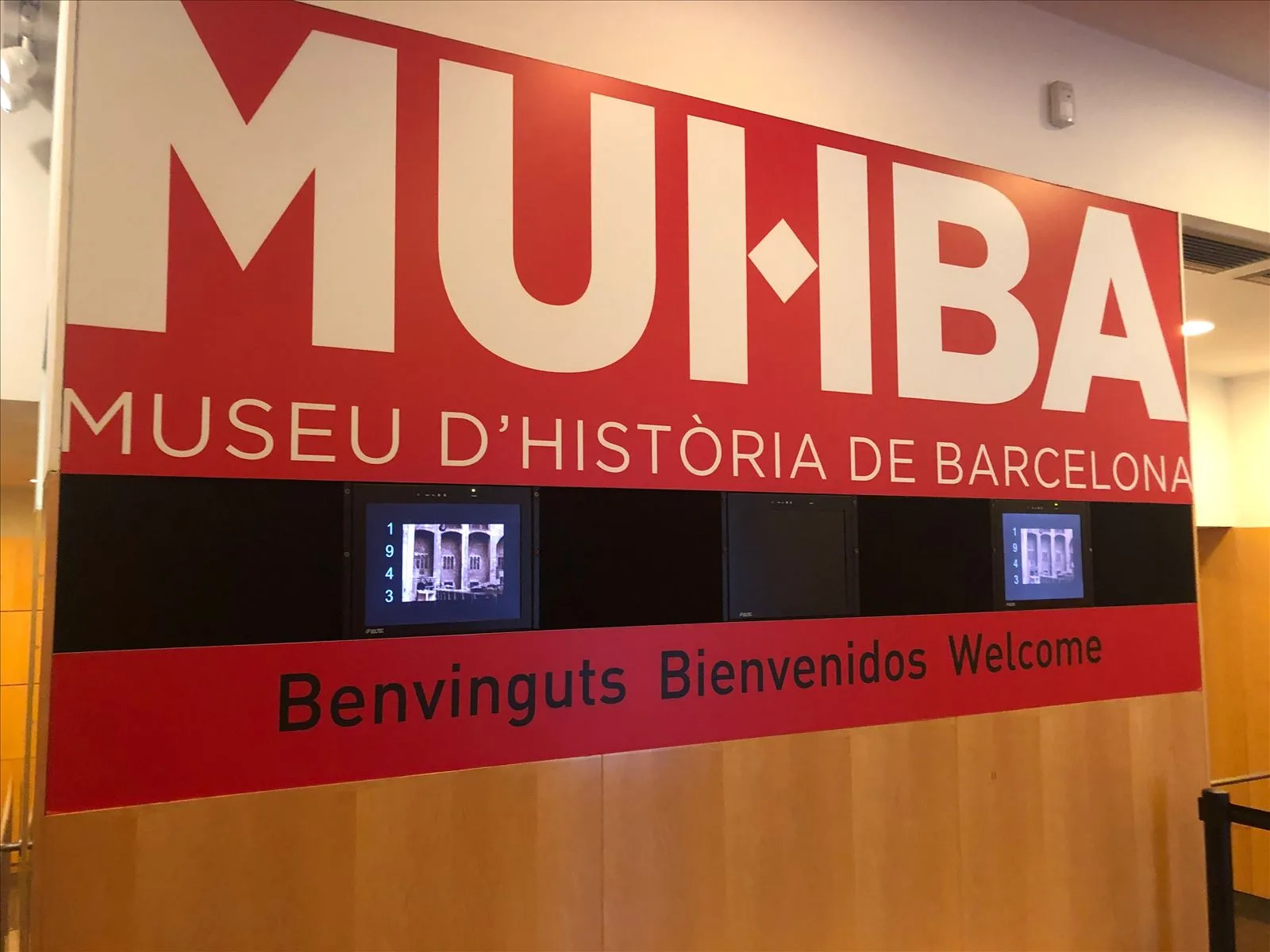 Знак MUHBA — Музей истории Барселоны