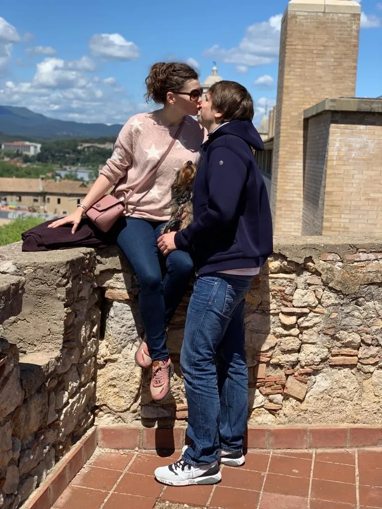Couple sitting on the wall of Girona fortress