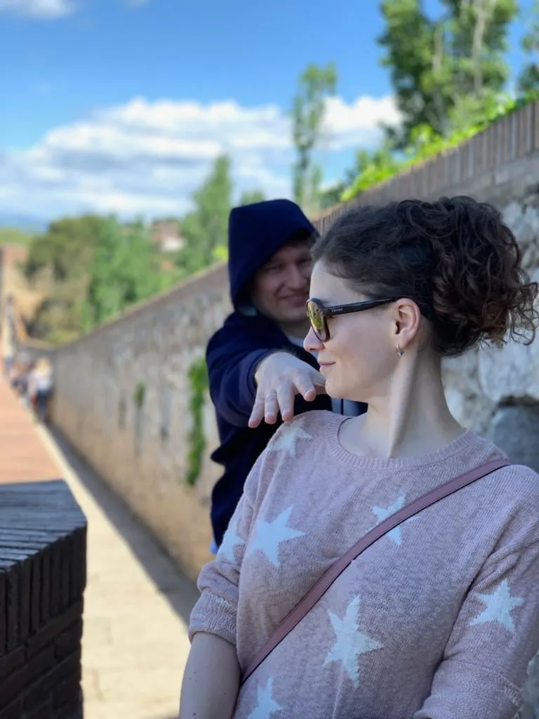 Couple embracing on the Girona bridge