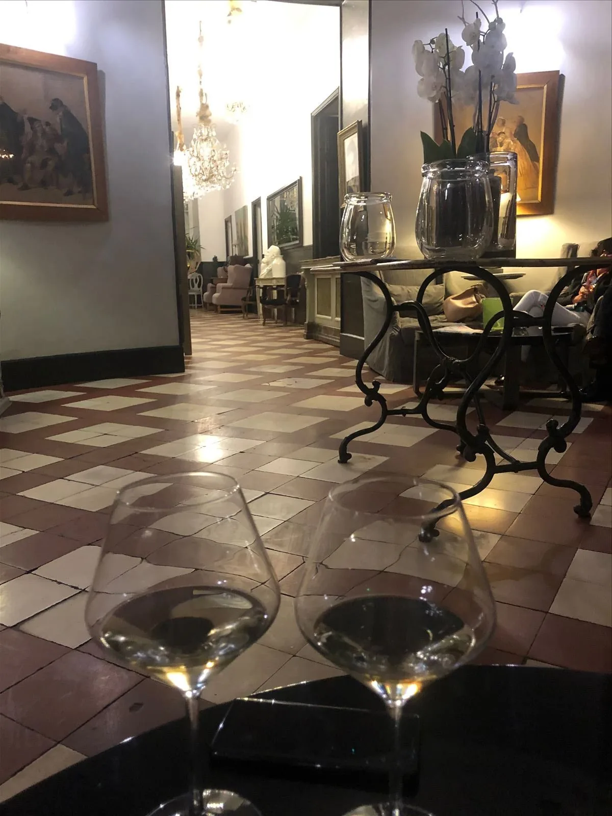 Chateau restaurant: hall with black-and-white floor