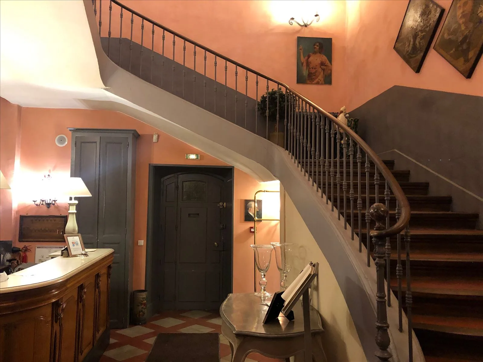 Chateau hall: antique staircase and chest