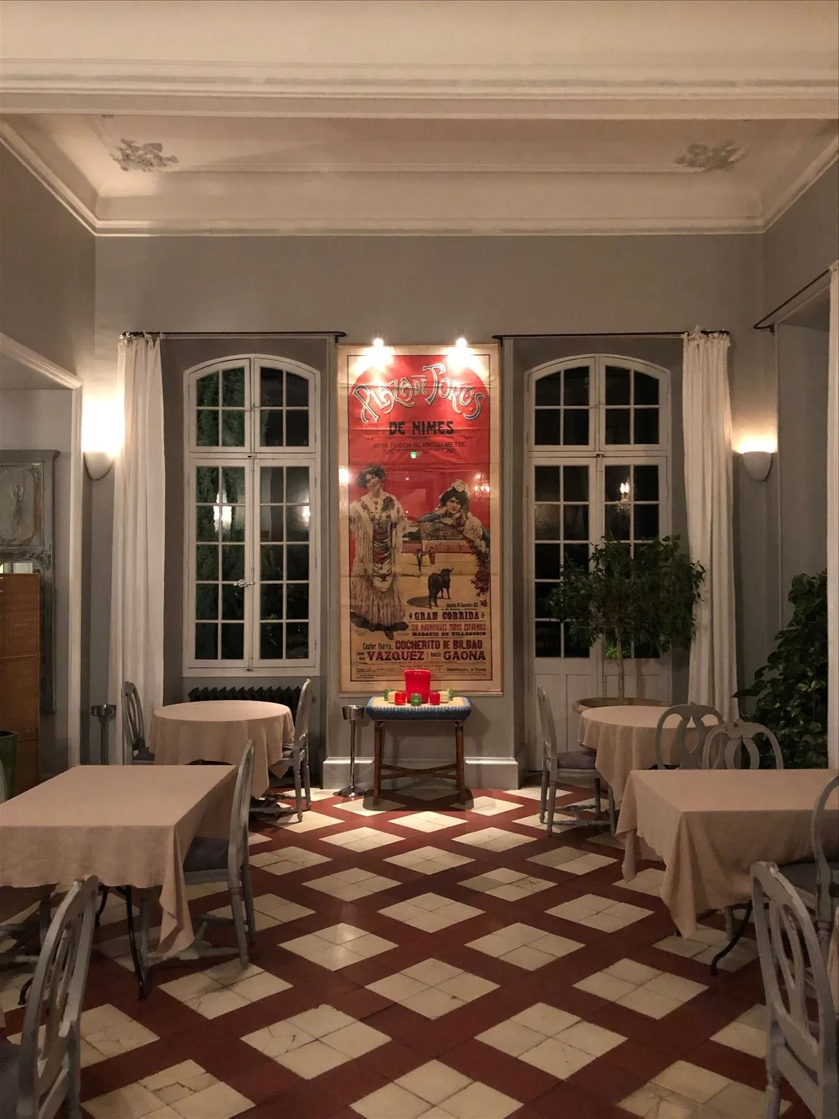 Living room of a restaurant in Chateau de Mazan
