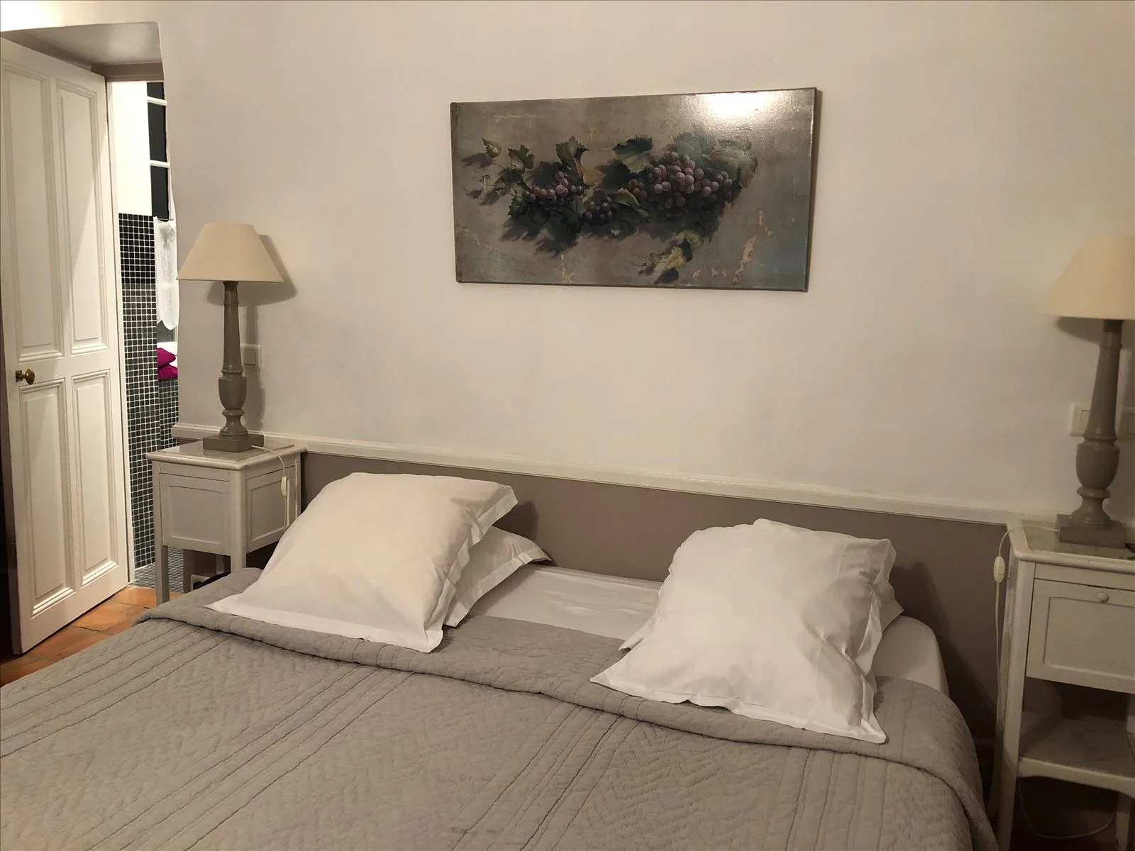 Hotel room: double bed, Mazan