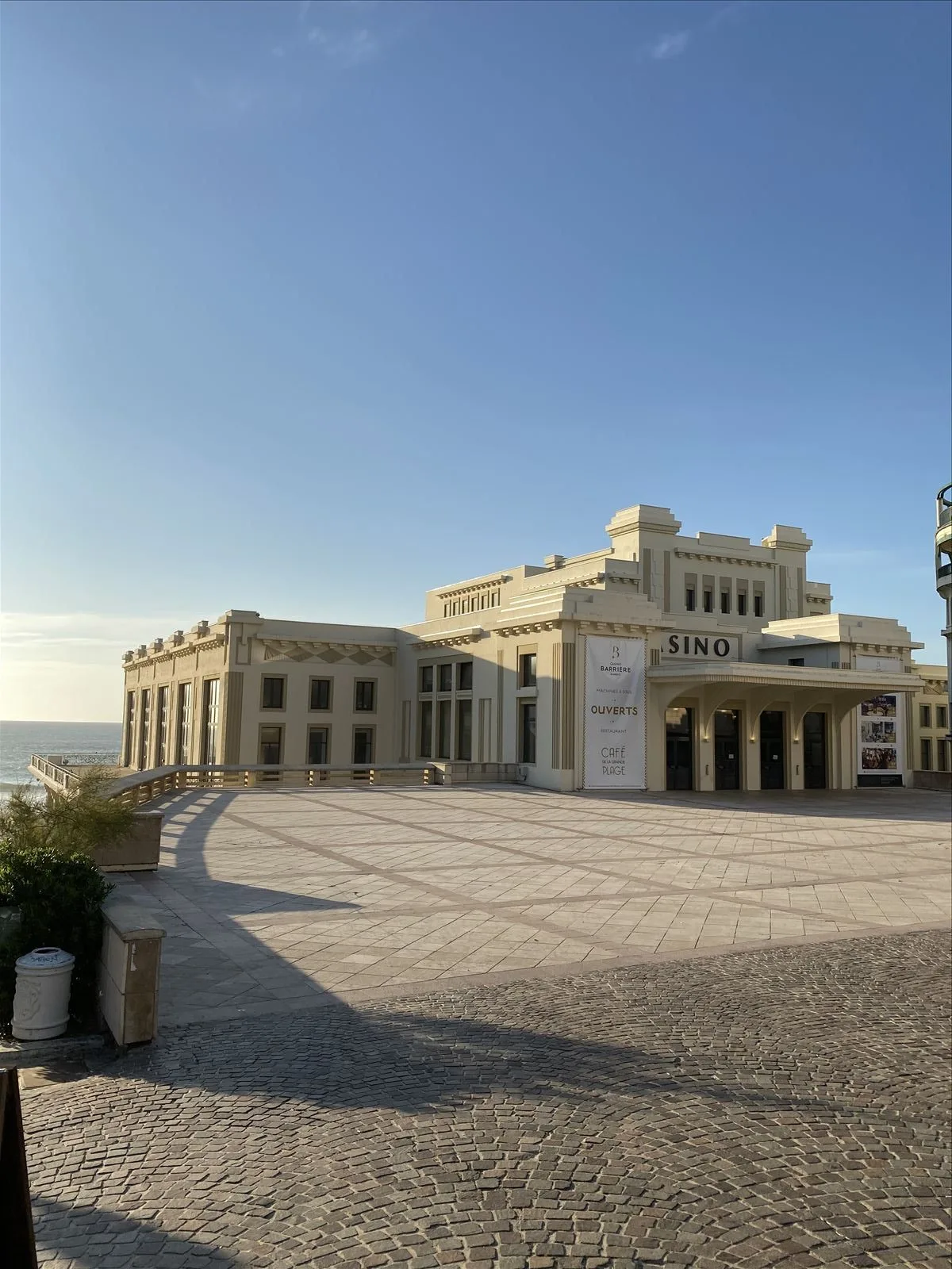 Серфингисты на волнах Атлантики