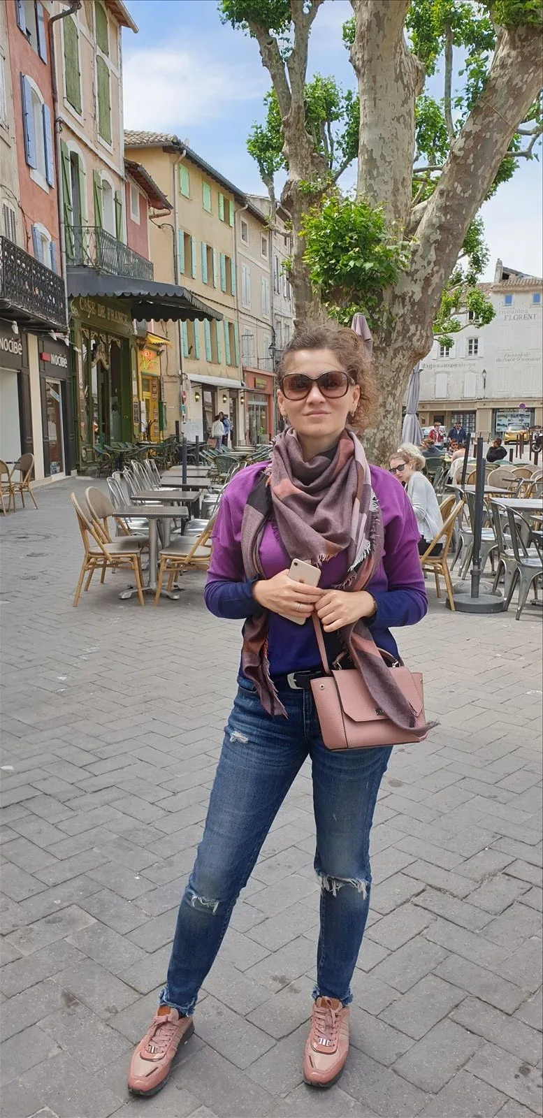 Tourist on the Sorgue riverbank