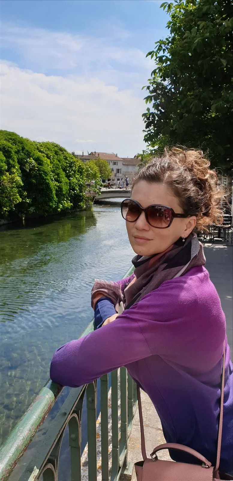 Tourist by the canal in L'Isle-sur-la-Sorgue