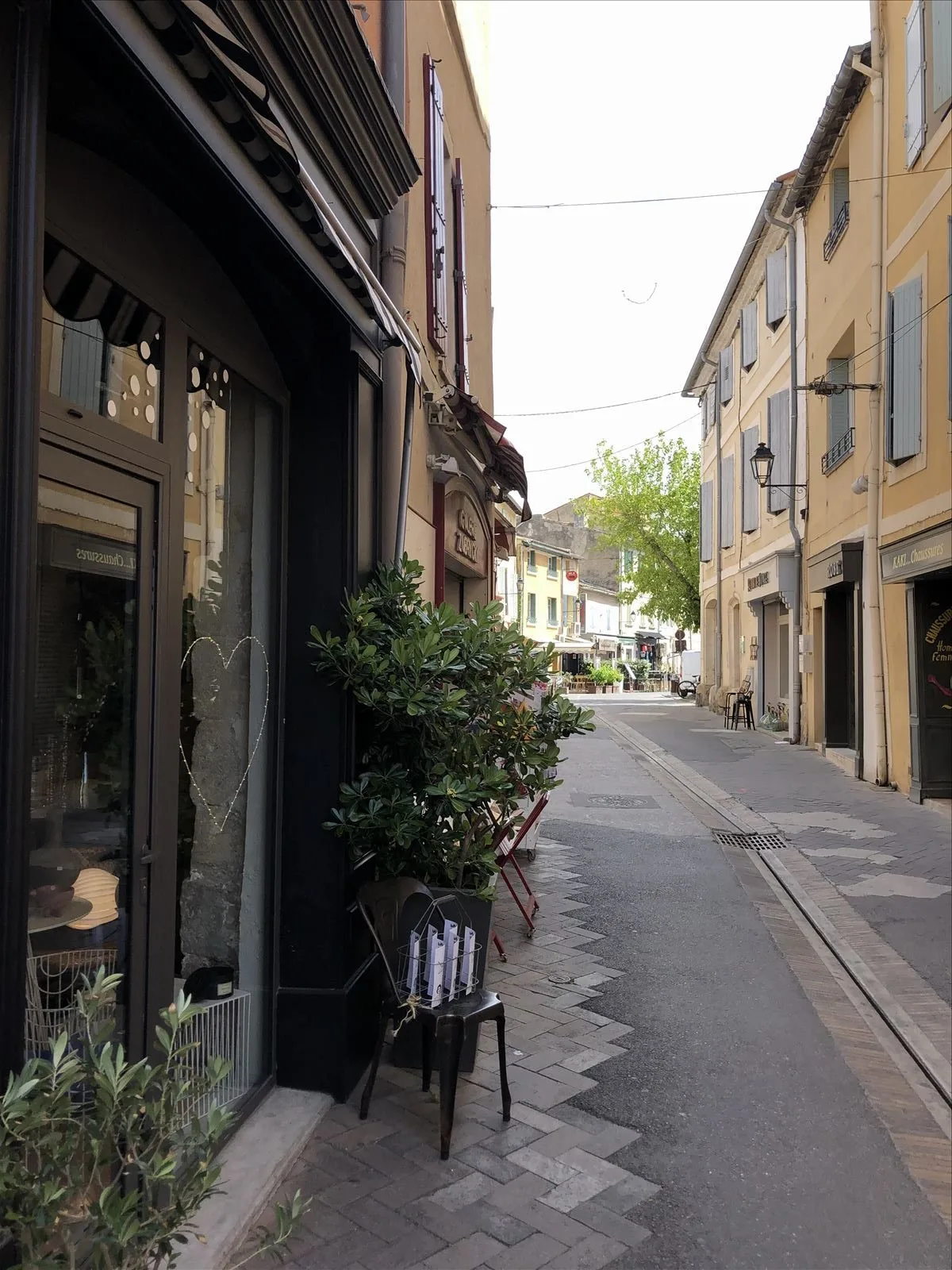 Narrow street in L'Isle-sur-la-Sorgue