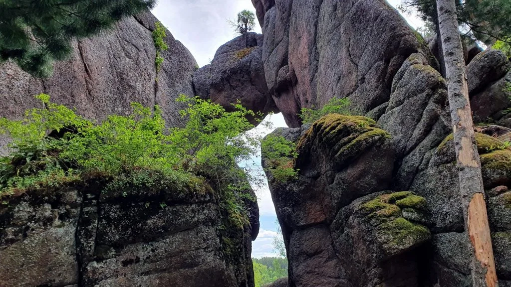 Каменный арочный проём в скале