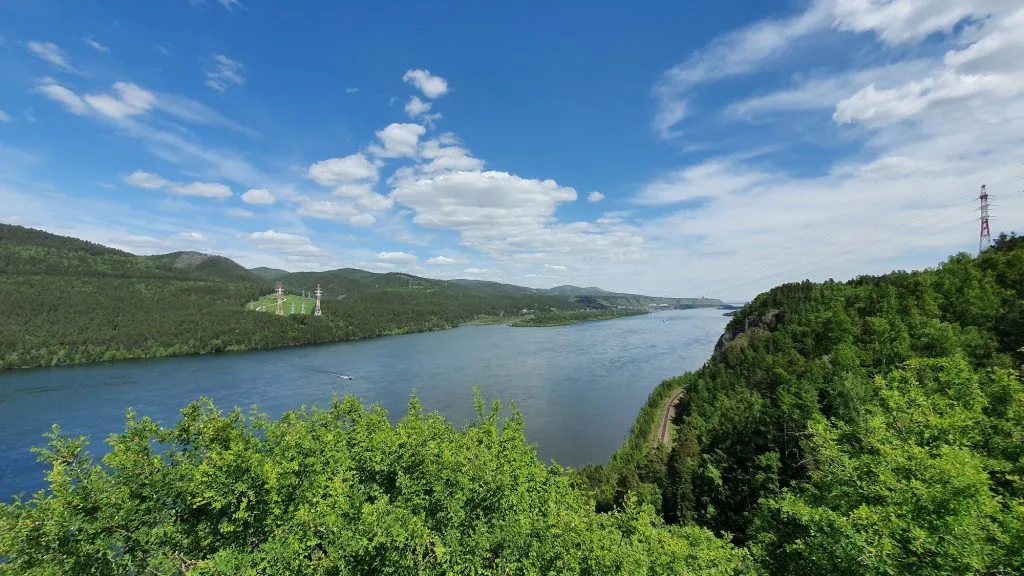 Река и берега с холмами в тайге