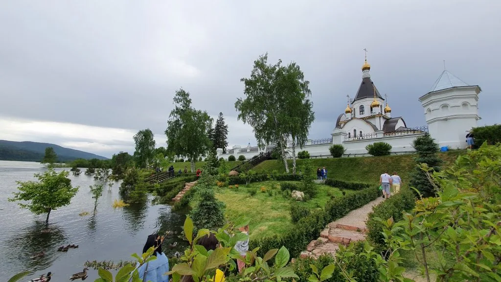 Православная церковь у реки с колокольней