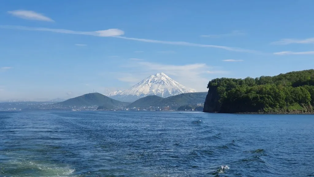 Море и вулкан вдали, побережье Камчатки
