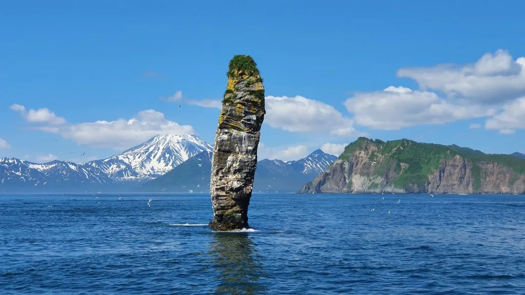 Каменный останец в море у берега Камчатки