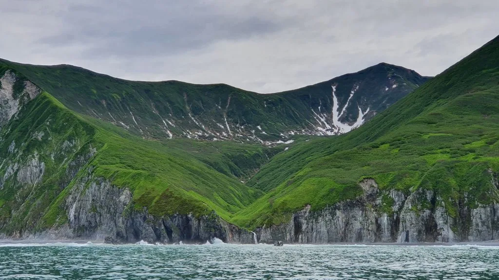 Скалы и бухта с прозрачной водой