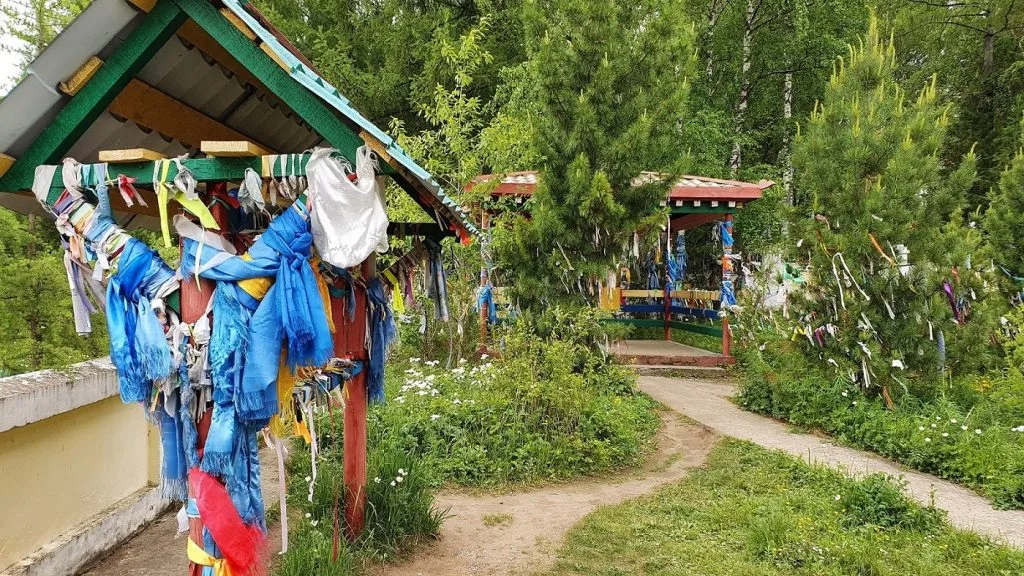 Бурятский молитвенный флаг у тропы