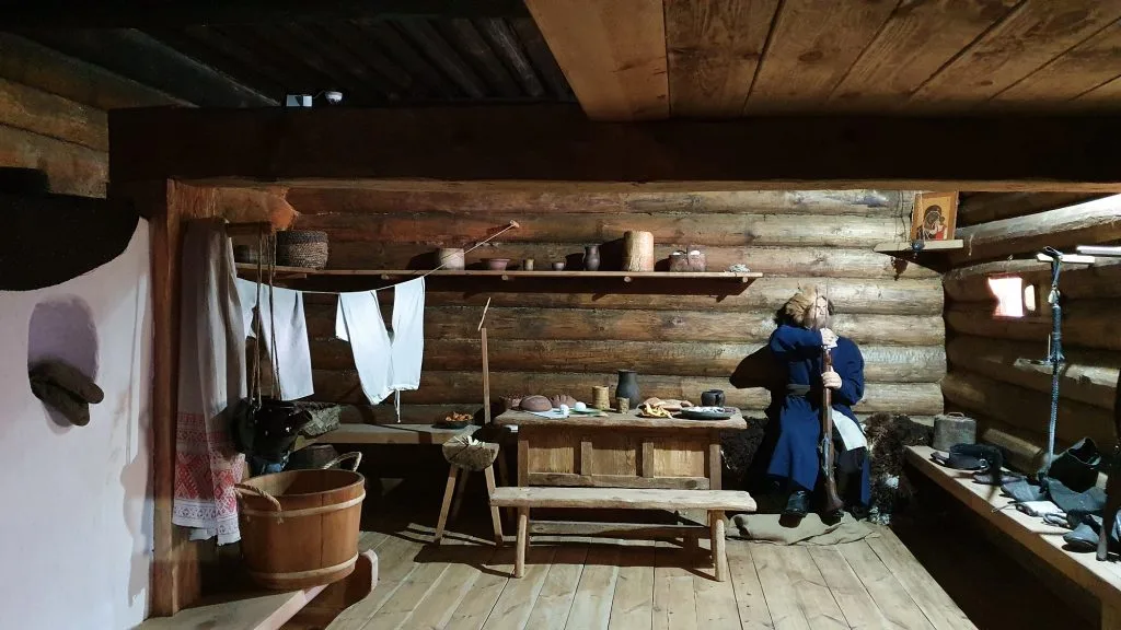 Интерьер старинной избы, экспозиция музея