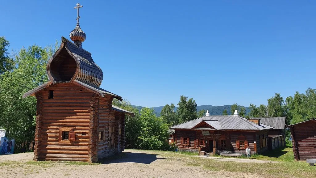 Деревянная церковь на берегу Байкала