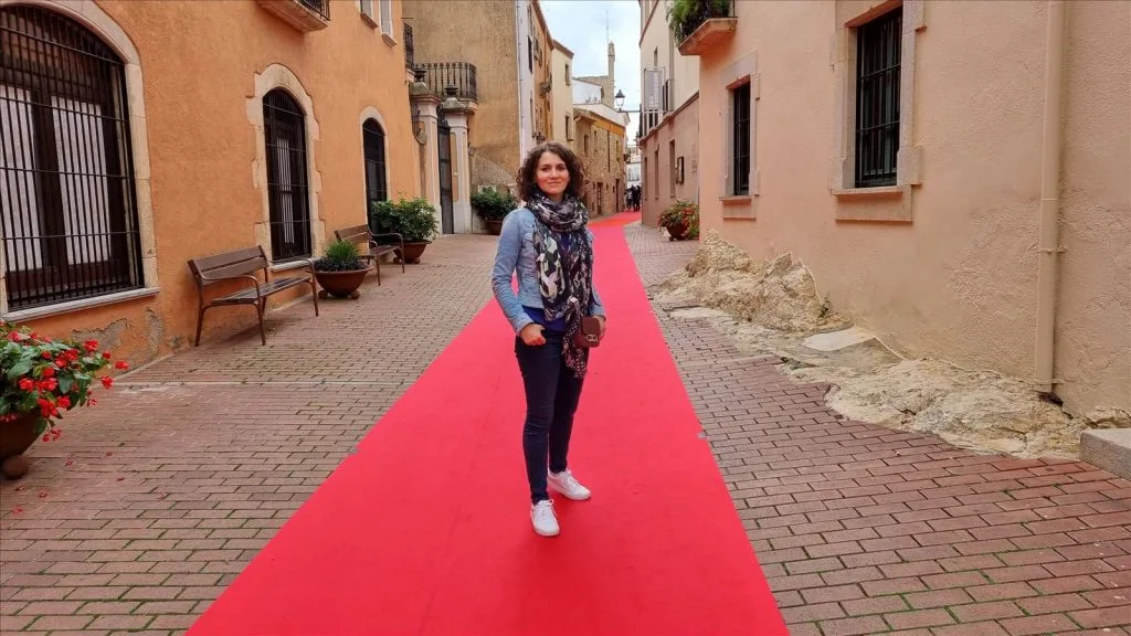 Woman walking on the red carpet in Begur