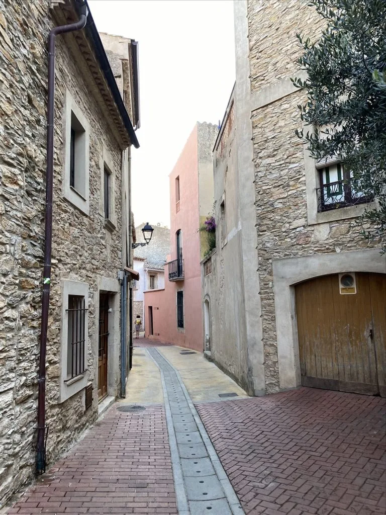 Man in a white t-shirt on Begur street