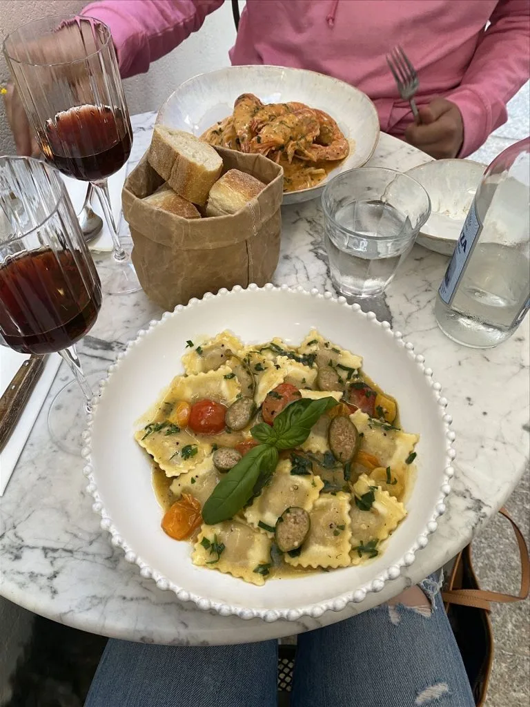 Паста с овощами в ресторане Корсики