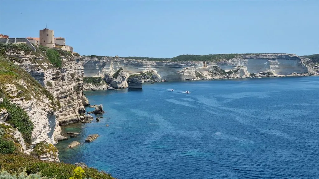Известняковые скалы и лазурное море