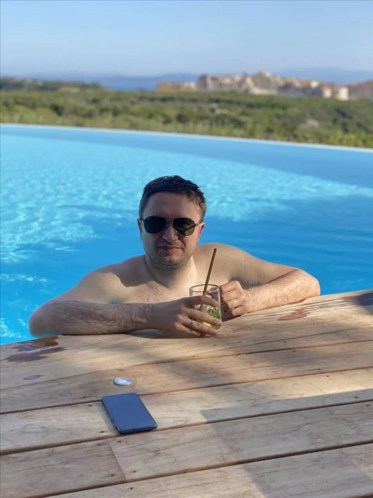 Пальма у бассейна с видом на Бонифачо