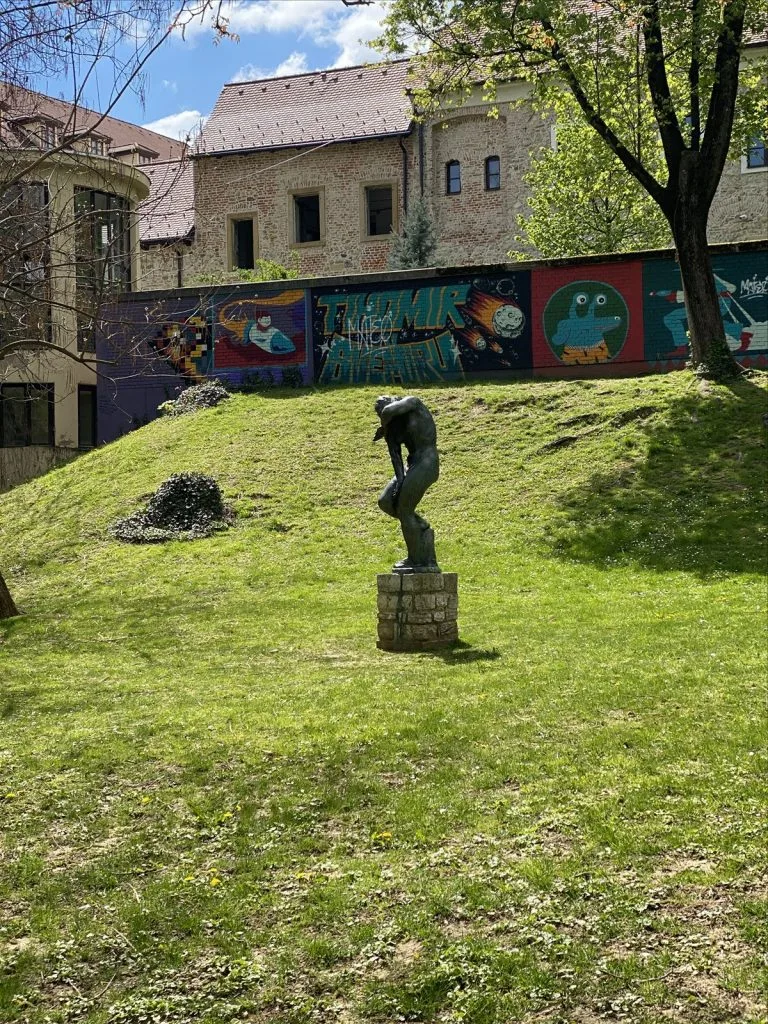Скульптура в парке Зриневац в Загребе