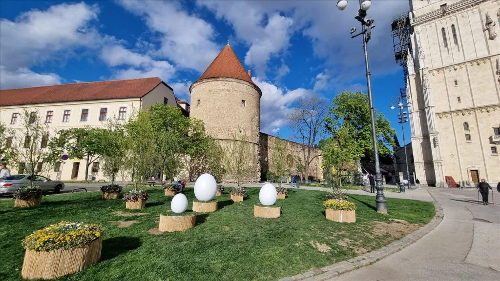 Городская стена с фигурами в Загребе
