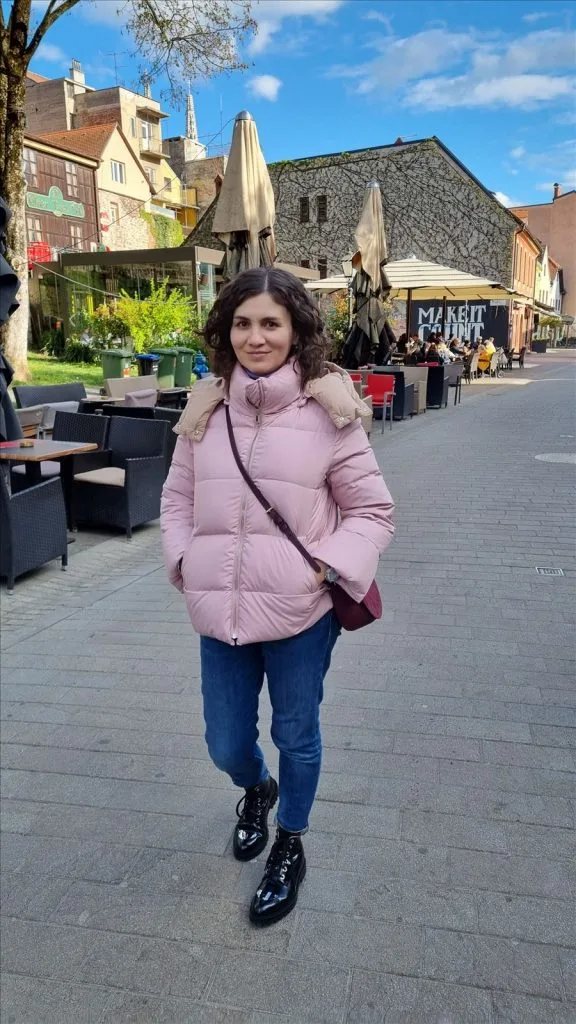 Девушка на улице в центре Загреба