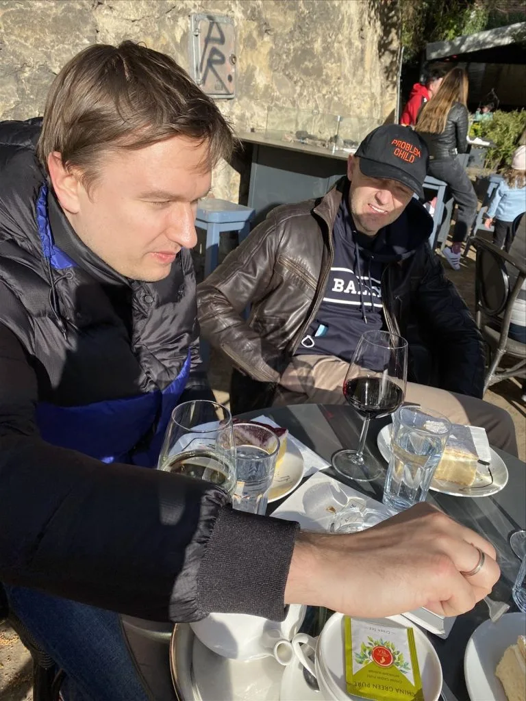 Бариста готовит коктейль в Загребе