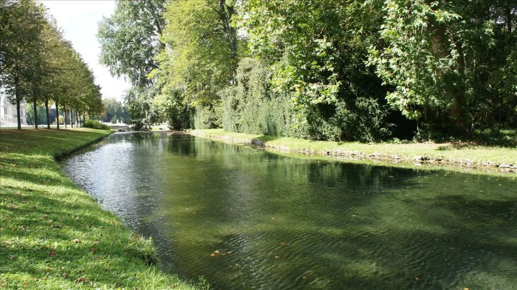 Canal and alley in Chantilly park