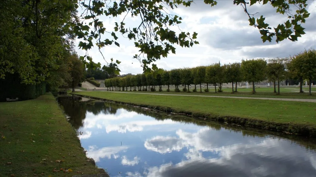 Pond with swans in Chantilly park