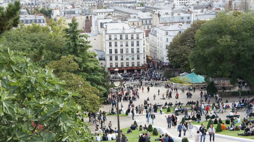 Basilica of Sacré-Cœur with tourists