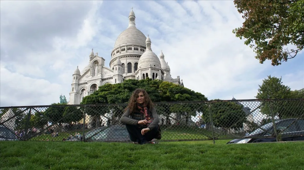 Crowd of tourists in front of Sacré-Cœur