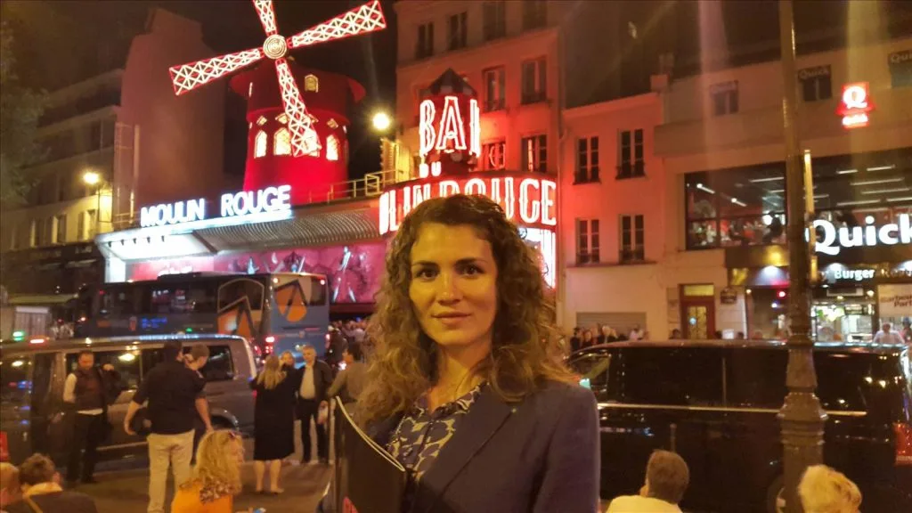 Moulin Rouge - entrance with audience at night