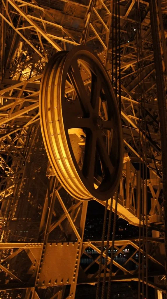 Lace structures of the Eiffel Tower