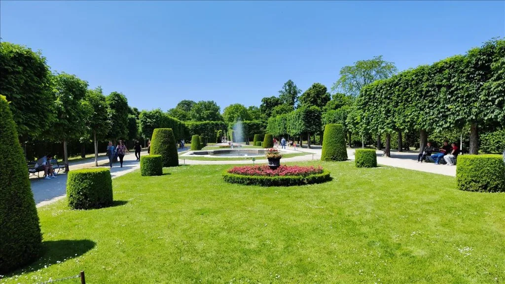 Garden with fountain in Schönbrunn park