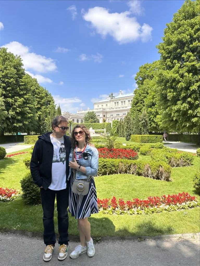 Couple of tourists in the garden before Hofburg