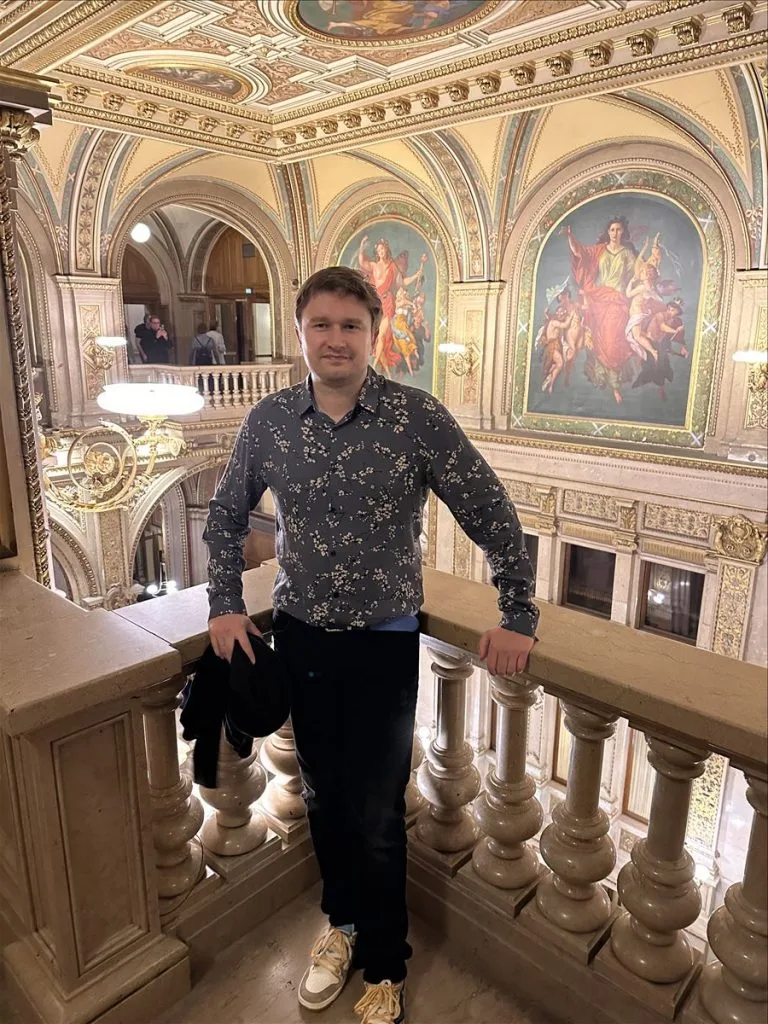 Man in the foyer of the Vienna Opera at the balcony