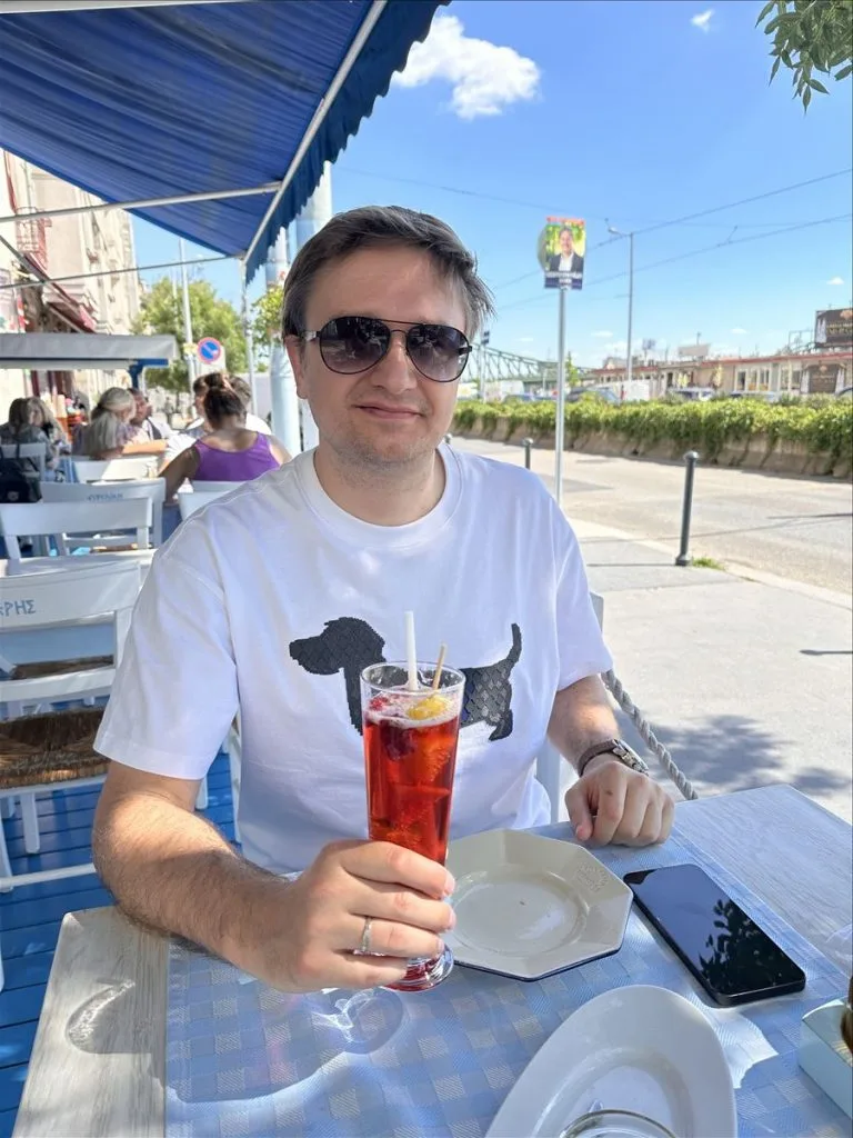 Мужчина в кафе с напитком