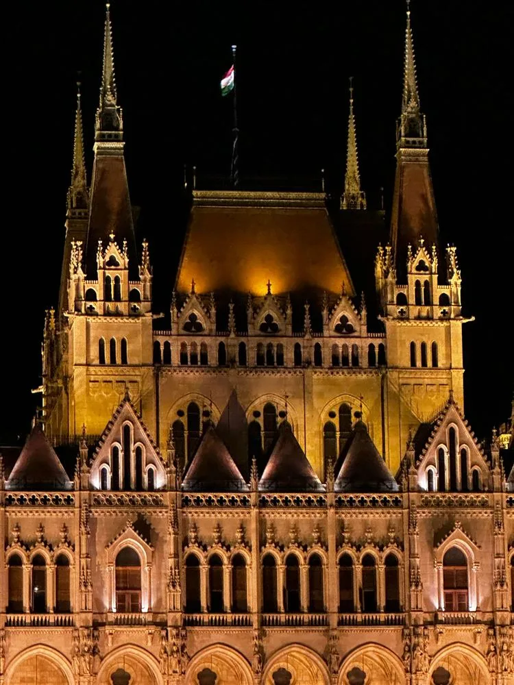 Здание венгерского парламента ночью